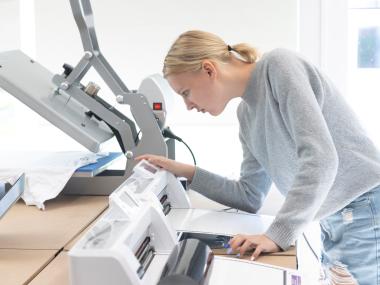 Pige laver tryk på t-shirt